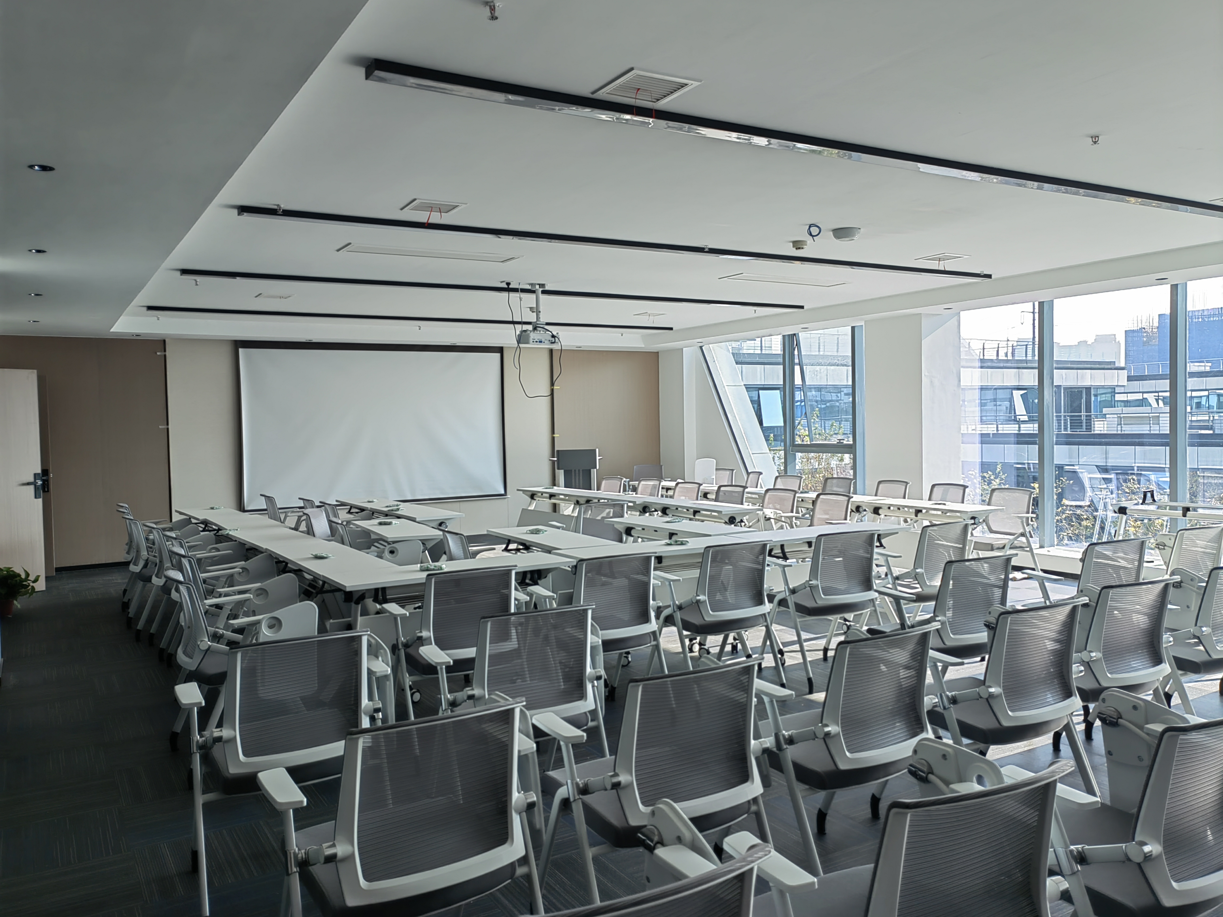 AI視頻分析技術在辦公室安防中的應用