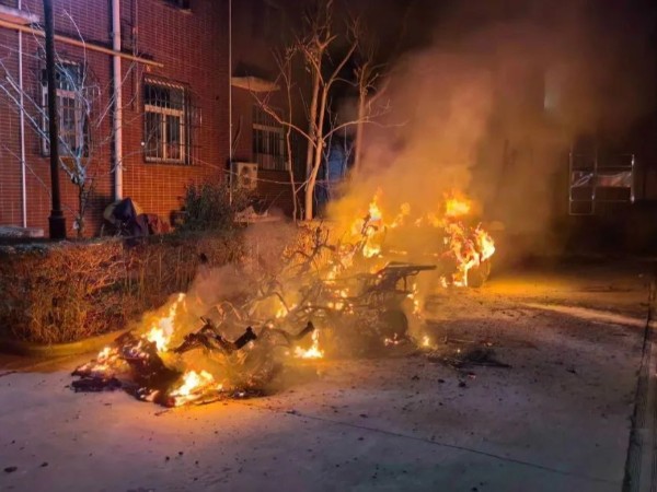 西安一小區(qū)電動車著火，火災(zāi)預(yù)警監(jiān)控是電動車棚必不可少的！