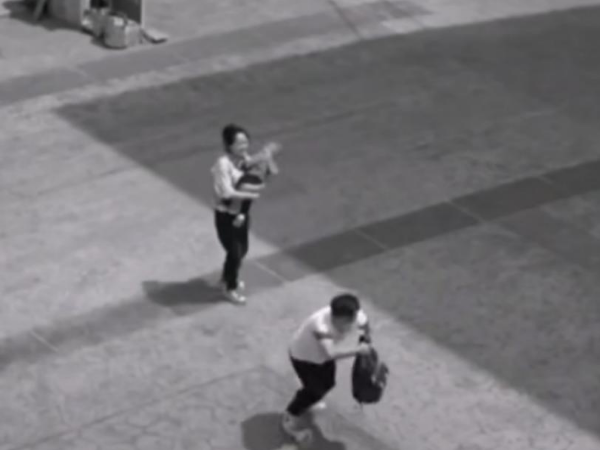 【感動】高清視頻監(jiān)控系統(tǒng)拍下獨臂人見義勇為的一幕