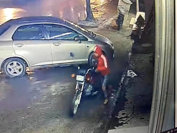 男子偷車全過程被路邊視頻監(jiān)控系統(tǒng)拍下，防盜意識還是要加強(qiáng)啊