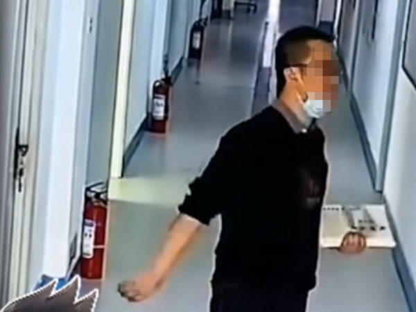 學校視頻監控系統記錄下的他笑了，你呢？